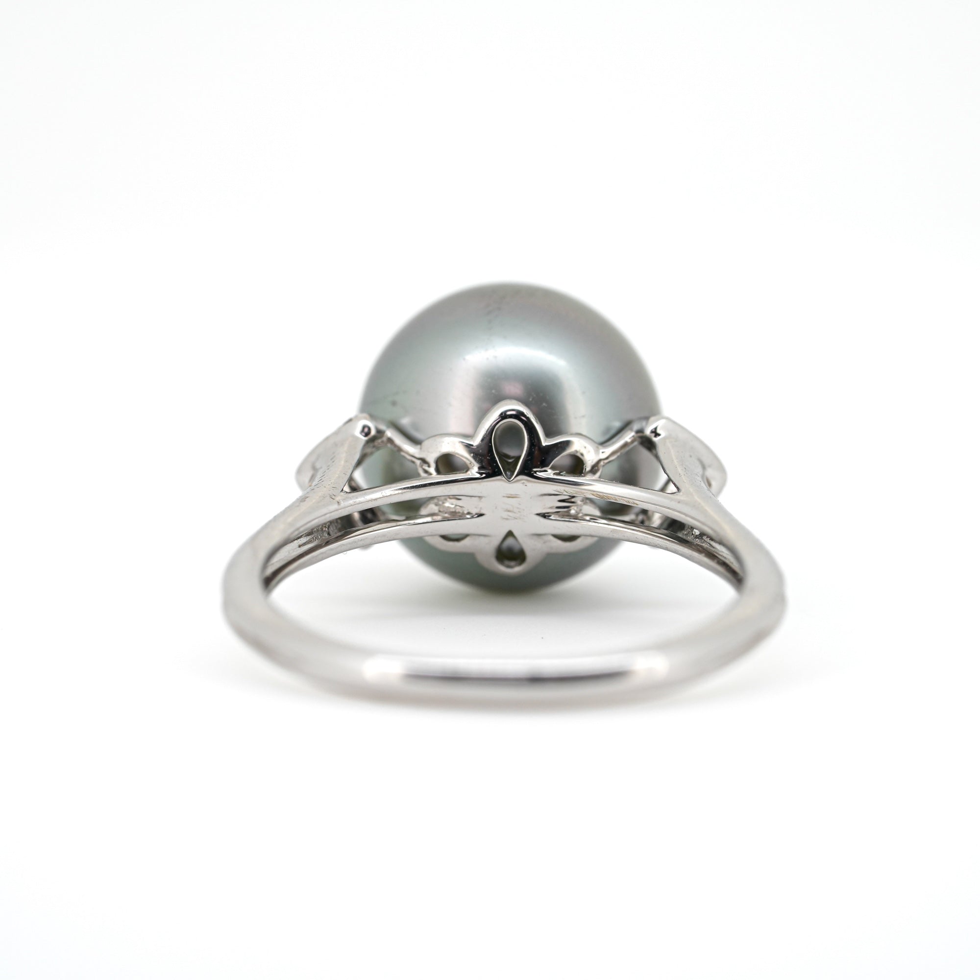 18K Gold Tahitian Pearl Ring with Sparkling Diamond - Close look behind