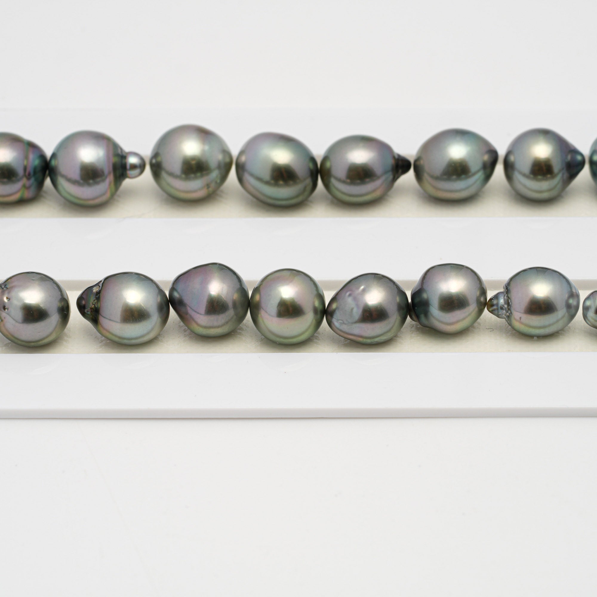 39pcs Light Green 9-11mm - SB AAA Quality Tahitian Pearl Necklace NL1534