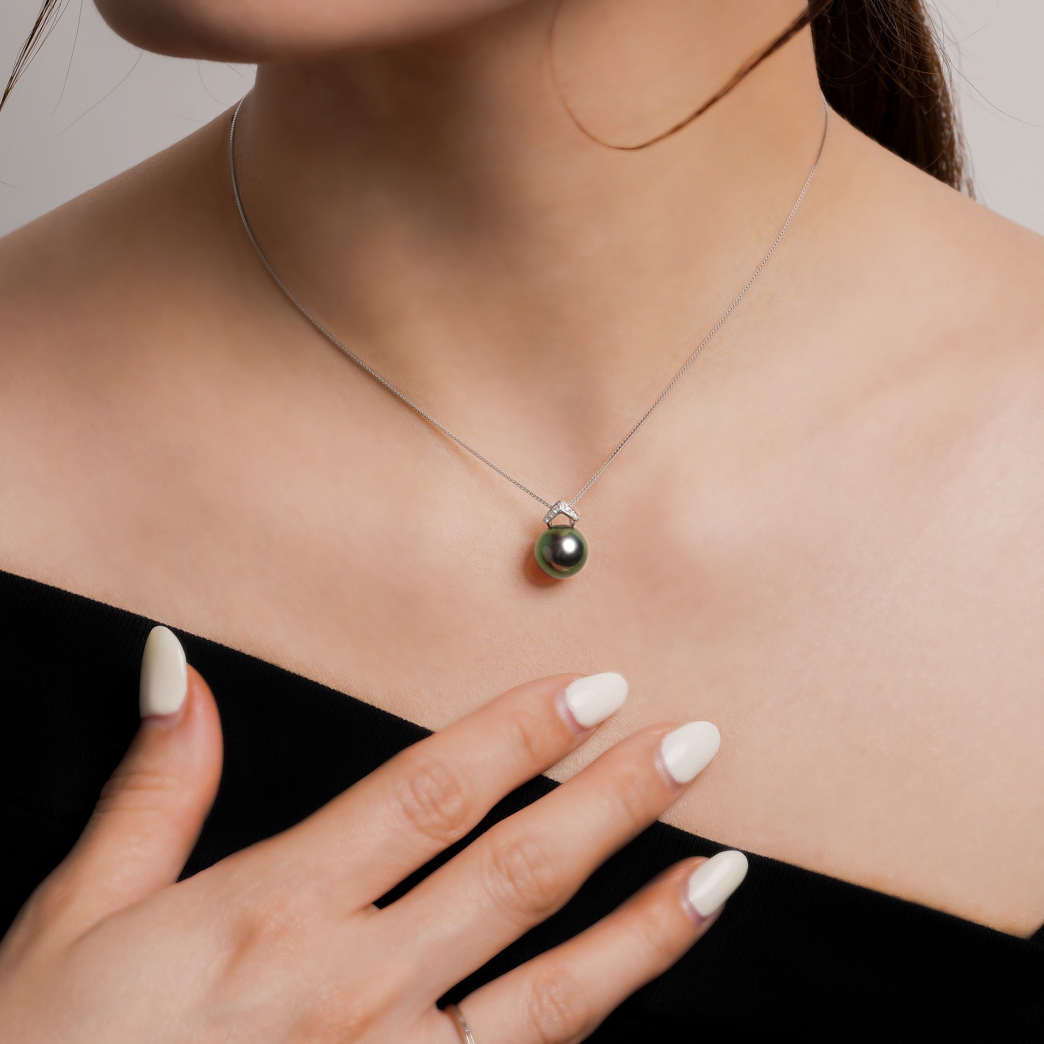 18K V-Shape Tahitian Pearl Pendant with Peacock Pearl & Diamond in 925 Silver Ref_ 18K515 TH2