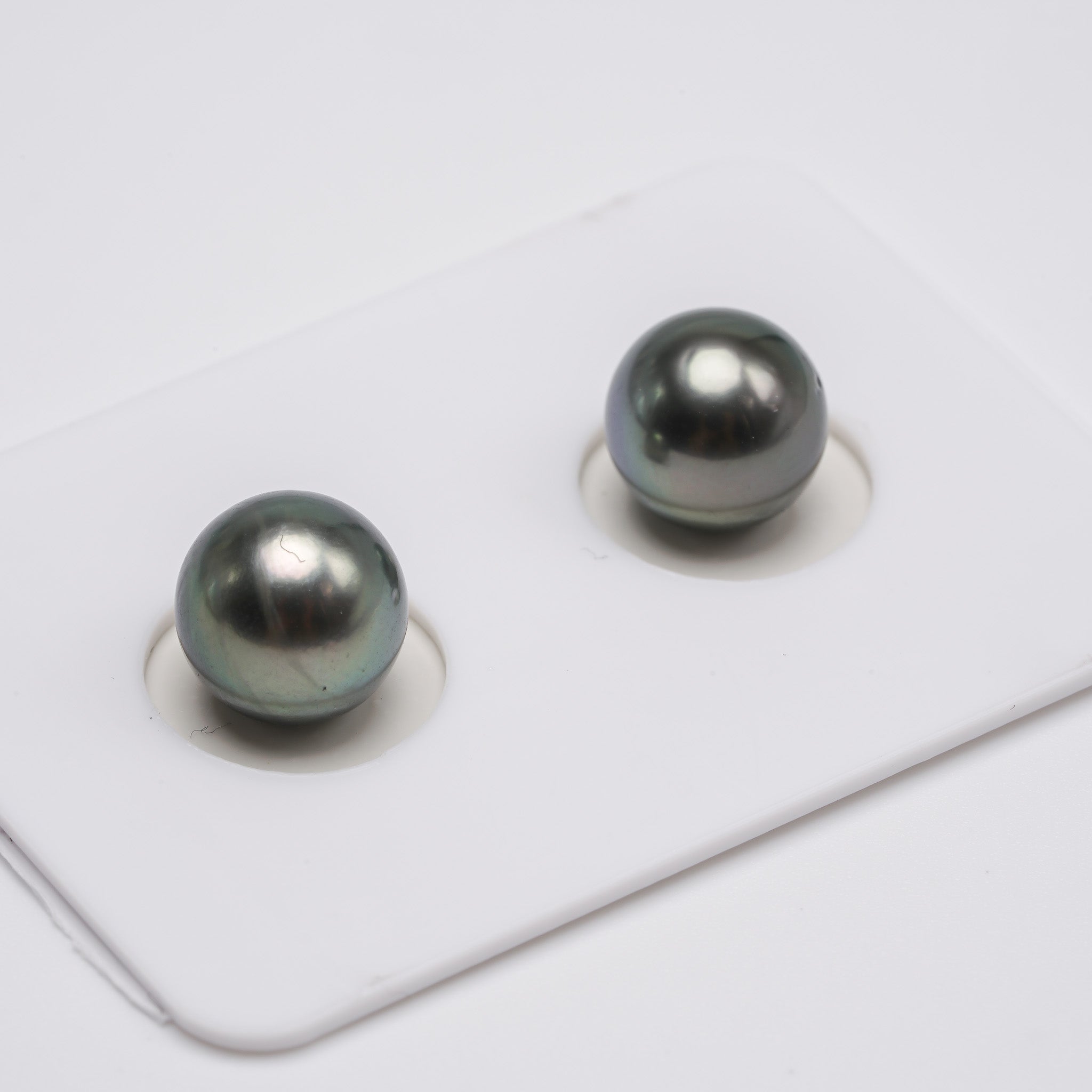 2pcs Light Green 9.2-9.4mm - RSR AA Quality Tahitian Pearl Pair ER1093
