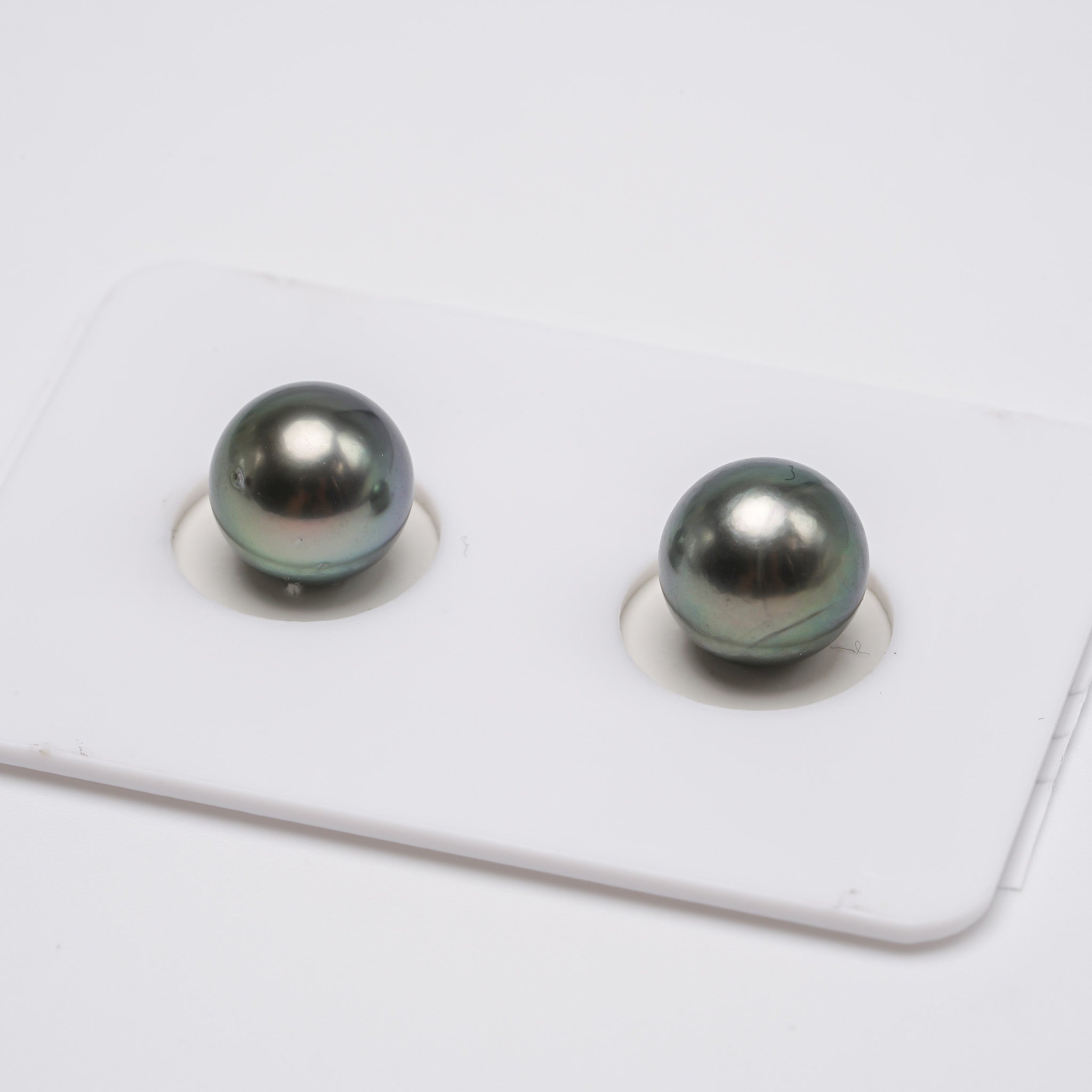 2pcs Light Green 9.2-9.4mm - RSR AA Quality Tahitian Pearl Pair ER1093
