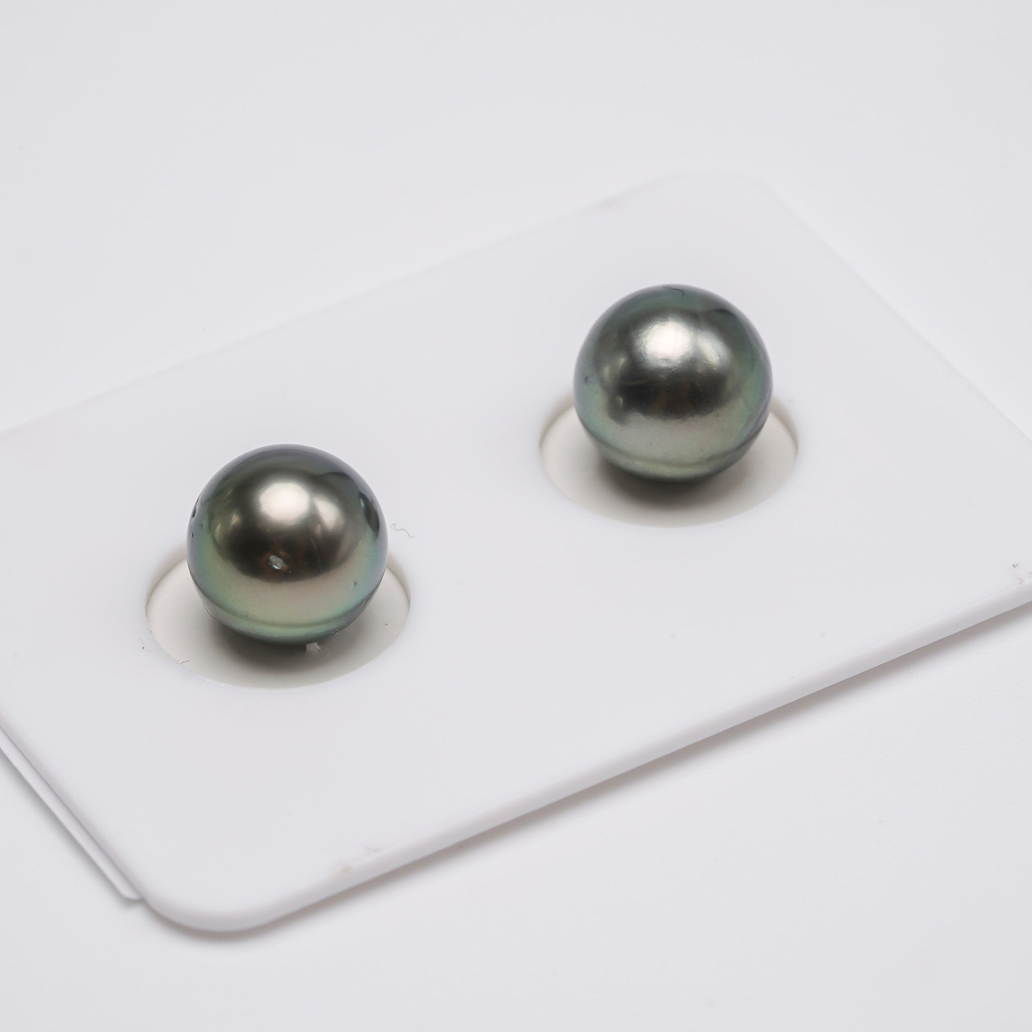2pcs Light Green 9.2-9.4mm - RSR AA Quality Tahitian Pearl Pair ER1093