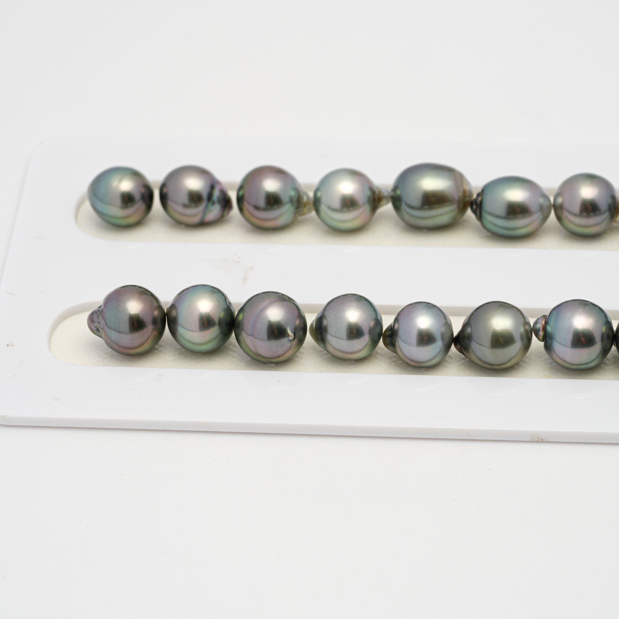 39pcs Light Green 9-11mm - SB AAA Quality Tahitian Pearl Necklace NL1534
